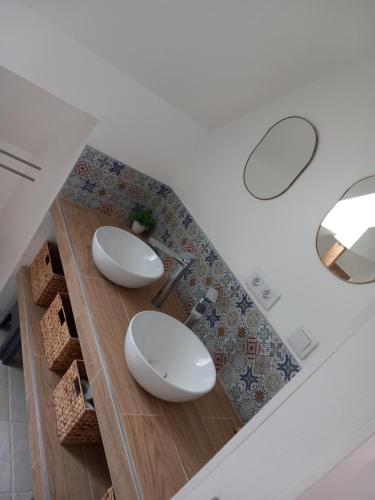 baño con 2 aseos en una encimera de madera en Maison familiale dans le golfe du Morbihan, en Saint-Avé