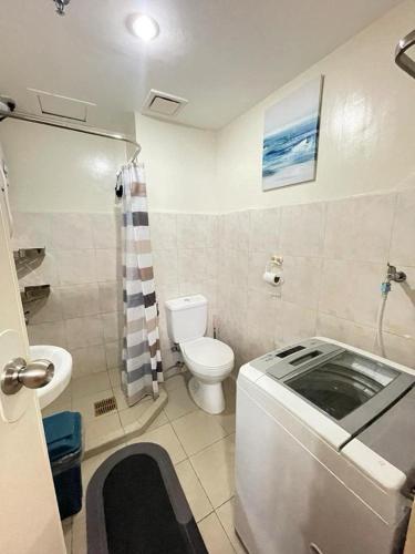 une petite salle de bain avec toilettes et lavabo dans l'établissement Seawind Damosa Condominium, à Davao