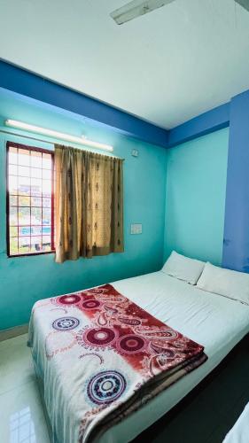 Un dormitorio con una cama grande con una manta roja. en SSS residency, en Puttaparti