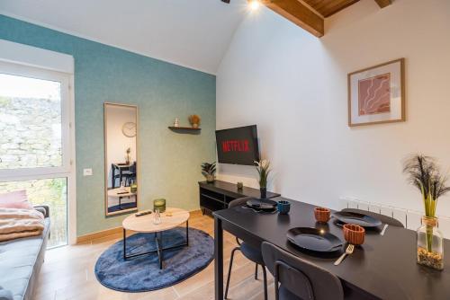 un salon avec une table et un canapé dans l'établissement NEW Le Turquoise au coeur de Guingamp Parking, à Guingamp