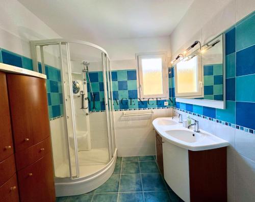 une salle de bain avec douche et lavabo dans l'établissement Appartement Manuro Paisible & vue mer CALVI, à Calvi