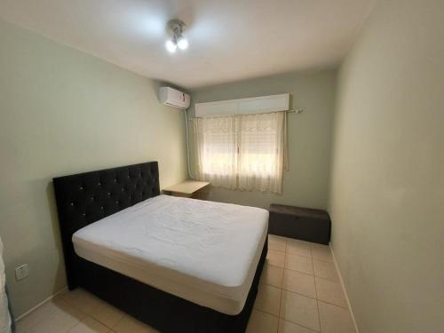 Katil atau katil-katil dalam bilik di Apartamento na UBATUBA há 1 quadra do mar