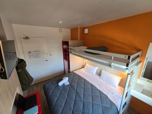 an overhead view of a bedroom with a bunk bed at Premiere Classe Lyon Beynost in Beynost