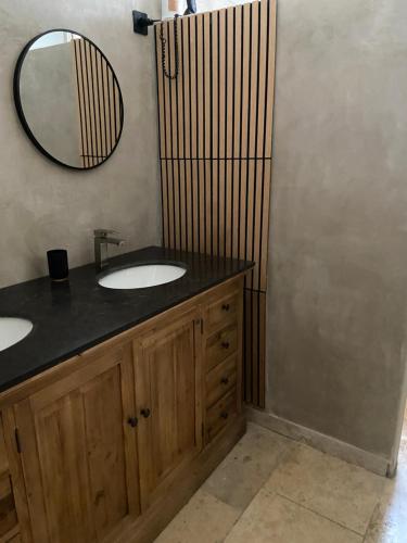 une salle de bain avec deux lavabos et un miroir dans l'établissement Maison méditerranéenne 130m piscine Vaucluse, à Carpentras