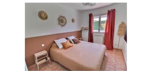 une chambre avec un lit avec des rideaux rouges et une fenêtre dans l'établissement Maison méditerranéenne 130m piscine Vaucluse, à Carpentras