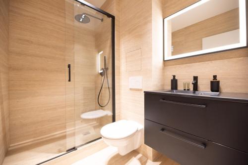 une salle de bain avec toilettes et douche en verre dans l'établissement CIA - Marguerite de Rochechouart, à Paris
