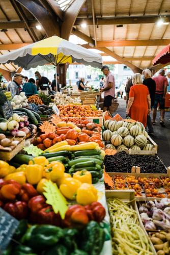 un marché avec de nombreux types différents de fruits et légumes dans l'établissement La Marie-Louise, à Brive-la-Gaillarde