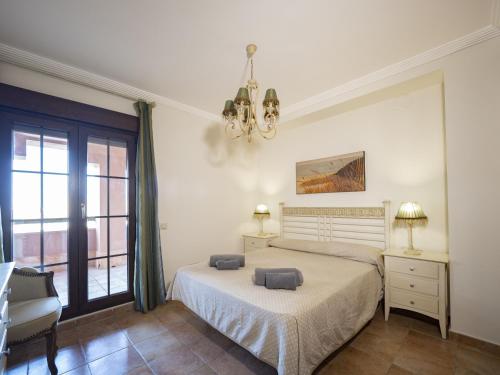 ein weißes Schlafzimmer mit einem Bett und einem Fenster in der Unterkunft Playa Verde PLUS by Ĥ - Playa Punta del Moral PPHV58P39 in Punta del moral