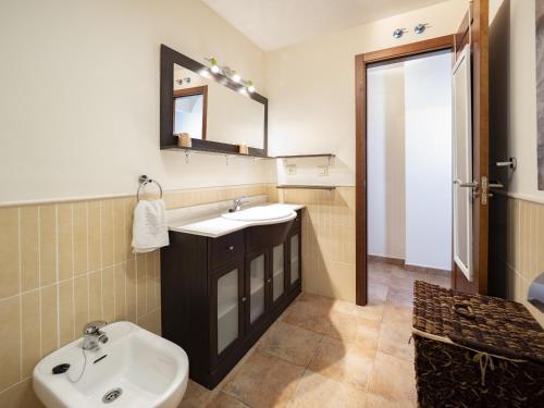 ein Badezimmer mit Waschbecken und Spiegel in der Unterkunft Playa Verde PLUS by Ĥ - Playa Punta del Moral PPHV58P39 in Punta del moral