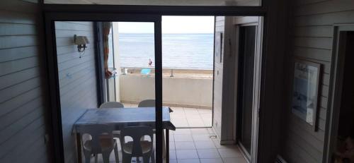 AS22244- P4 Vue Mer, sur la plage à 2 pas du Centre Ville avec parking privé