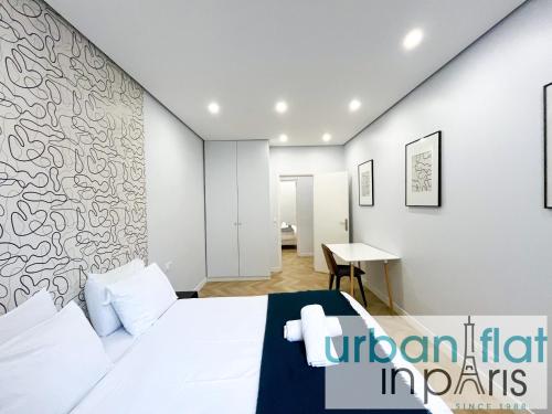 une chambre avec un lit et un bureau dans l'établissement 127 - Urban Beautiful 4BR in Montorgueil, à Paris