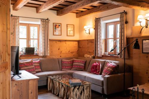 salon z kanapą i telewizorem w obiekcie st martin chalets w mieście Sankt Michael im Lungau