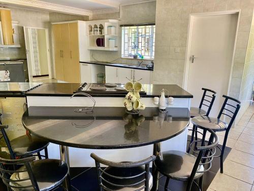 Η κουζίνα ή μικρή κουζίνα στο 5 bed villa in the heart of Vainona - 2282