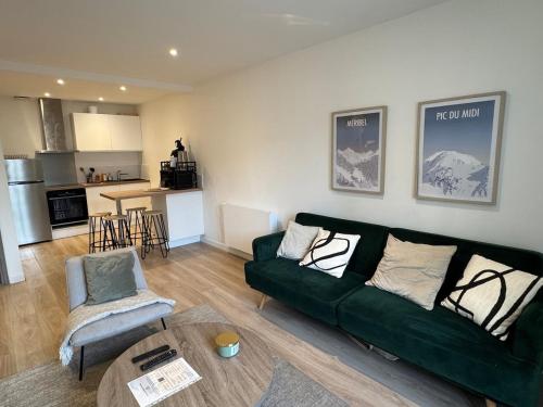 un salon avec un canapé vert et une cuisine dans l'établissement T3 hyper centre, à Valence