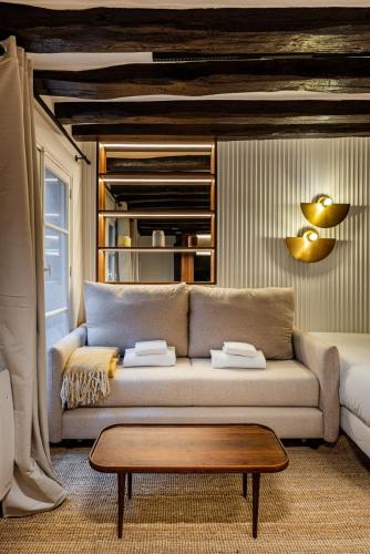 un salon avec un canapé et une table basse dans l'établissement Studio 2pers # Île St Louis # Bord de Seine, à Paris