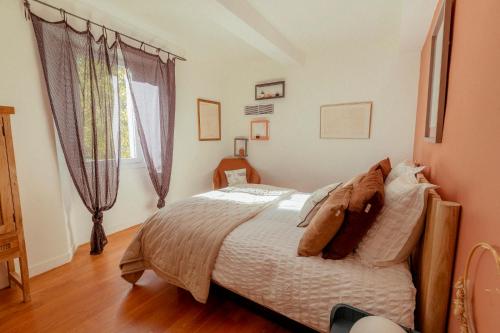 une chambre avec un lit et une fenêtre dans l'établissement La Roucoulade Gite Slow Chic, à Ventabren