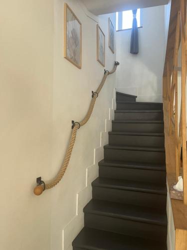 un escalier en noir et blanc dans une maison dans l'établissement La lavandière, à Gouvernes