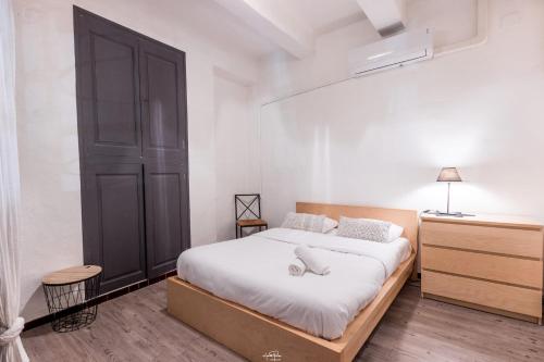 Un dormitorio con una cama y una puerta negra. en Résidence St Vincent, en Collioure