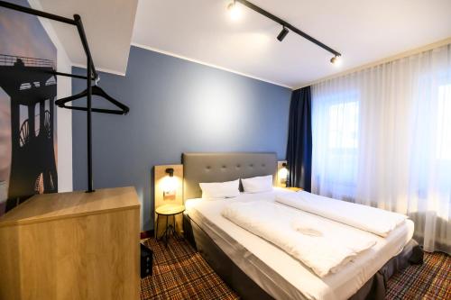 Postel nebo postele na pokoji v ubytování Hotel Ambassador Essen