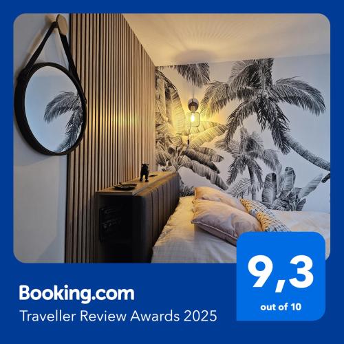 une chambre d'hôtel avec une chambre avec une fresque de palmier dans l'établissement l'Atypik, à Montreuil