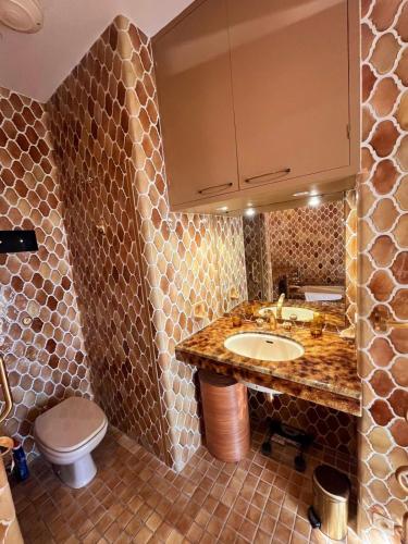 une salle de bain avec un lavabo et des toilettes dans l'établissement Appartement 4 couchages vue mer Parc Continental, à Cannes