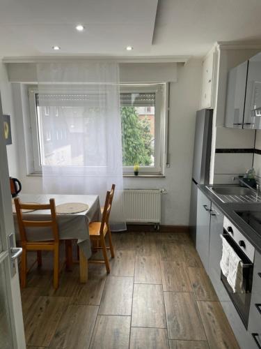 Kuchyň nebo kuchyňský kout v ubytování Schöne Wohnung in ruhiger Lage