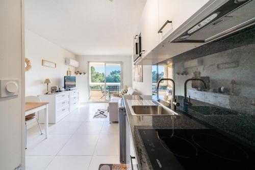 une cuisine avec un évier et un plan de travail dans l'établissement Edenesterel, à Saint-Raphaël