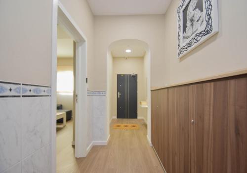 een hal met een zwarte deur in een kamer bij Home4u San Ambrosio in Granada