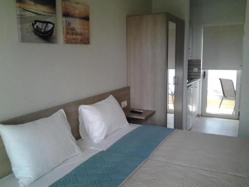 Postel nebo postele na pokoji v ubytování Lola's Hotel