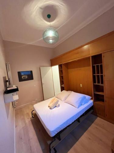 - une chambre dotée d'un lit blanc avec une lumière au plafond dans l'établissement Studio Le Parc Continental Cannes, à Cannes