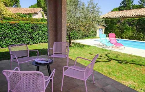 - un groupe de chaises et une table à côté de la piscine dans l'établissement Pet Friendly Home In Vaison-La-Romaine, à Vaison-la-Romaine