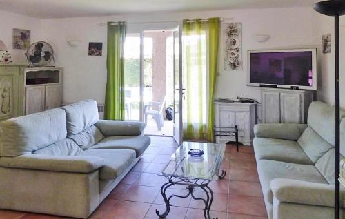 un salon avec un canapé et une table basse dans l'établissement Pet Friendly Home In Vaison-La-Romaine, à Vaison-la-Romaine