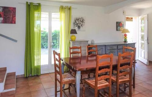 une salle à manger avec une table et des chaises en bois dans l'établissement Pet Friendly Home In Vaison-La-Romaine, à Vaison-la-Romaine