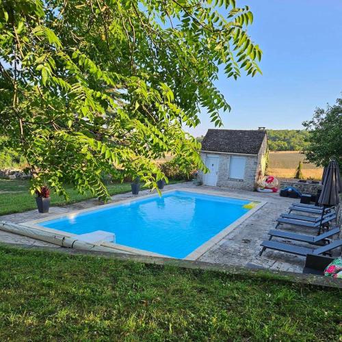 une piscine dans la cour d'une maison dans l'établissement Le relais des clefs -Piscine chauffée, pétanque - 8pers, à Valpuiseaux