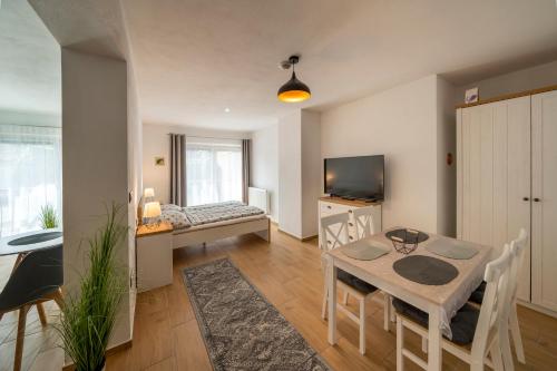 テルチにあるApartmány Pod náměstím 2のテーブルとダイニングルームのあるリビングルーム