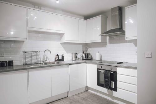 Η κουζίνα ή μικρή κουζίνα στο Luxury 2 Bedroom Apartment near Stratford Station for Corporate and Group Stays
