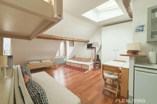 Il comprend une cuisine et un salon avec une lucarne. dans l'établissement Flexliving - studio - Varennes, à Paris