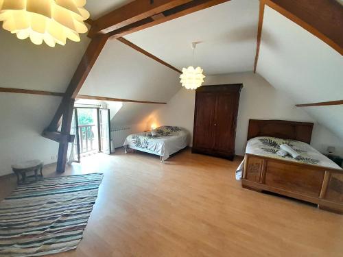 Zimmer im Dachgeschoss mit 2 Betten und einem großen Fenster in der Unterkunft Villa coco 9 personnes jardin proche Beauval in La Vernelle