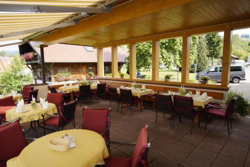a restaurant with tables and chairs and windows at Hotel Gasthof Jägerhaus in Sankt Peter