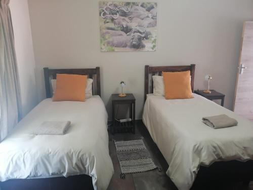 two beds sitting next to each other in a room at Huis Afrika in Vanderbijlpark