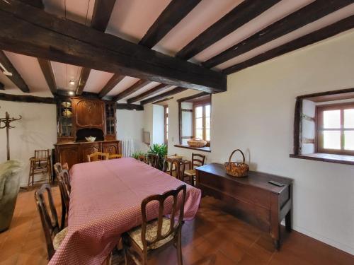 une salle à manger avec une table et quelques chaises dans l'établissement Chez Léontine maison 11 pers-5 chb-jardin-wifi, à Le Lys-Saint-Georges