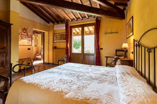 a bedroom with a large bed in a room at Fontanaro Farm and Culinary School in Paciano