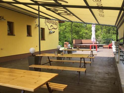a group of picnic tables in a patio at Penzion a restaurace Zlatovláska u zámku Červená Lhota in Jižná