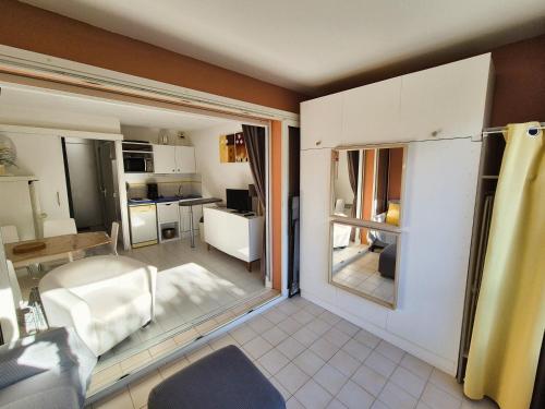 - un salon avec vue sur la cuisine dans l'établissement 150 m plage, domaine privé avec piscine, à Six-Fours-les-Plages