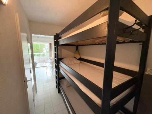 une chambre avec deux lits superposés dans une pièce dans l'établissement 150 m plage, domaine privé avec piscine, à Six-Fours-les-Plages