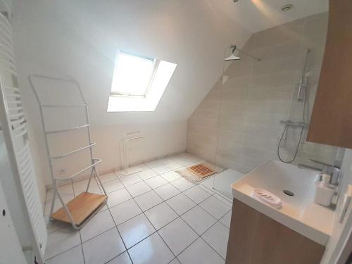 ein kleines Badezimmer mit Waschbecken und Fenster in der Unterkunft Belle Maison 8 pers Vatan centre in Vatan