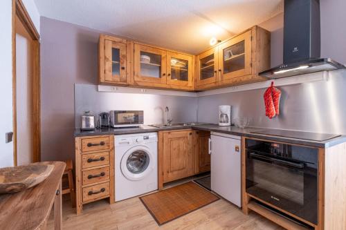 une cuisine avec un lave-linge et un lave-linge dans l'établissement Beautiful 50m with 2 balconies and mountain view, à Chamonix-Mont-Blanc
