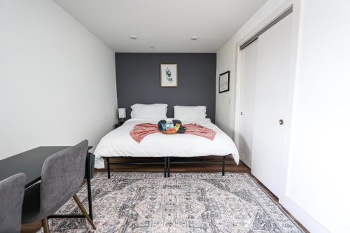 een slaapkamer met een bed met een tapijt bij StudioAprt QueenBed,WiFi,WD,Parking,Gym in Philadelphia