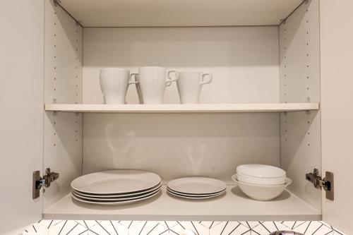 een kast met borden en borden erop bij StudioAprt QueenBed,WiFi,WD,Parking,Gym in Philadelphia