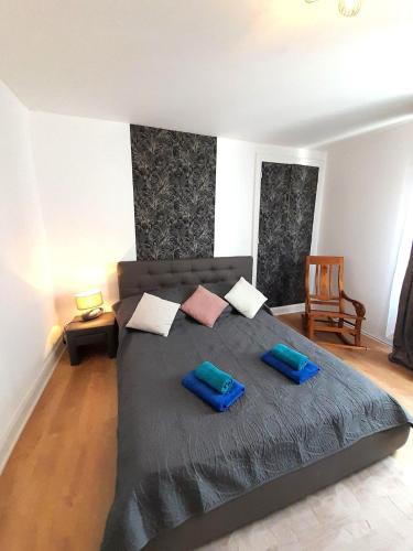 une chambre avec un lit avec deux oreillers dessus dans l'établissement Bel Appart centre ville jardin, à Châteauroux